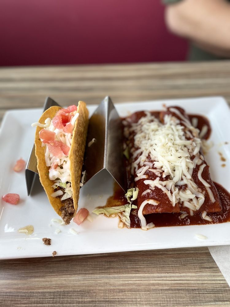 Taco's Queen Logo