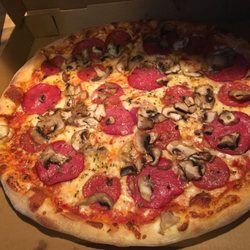 Solo mio - Pizza mit Salami, Pepperoni Wurst und Pilze.