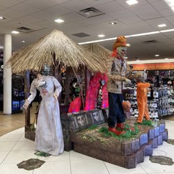 Spirit Halloween - Inside