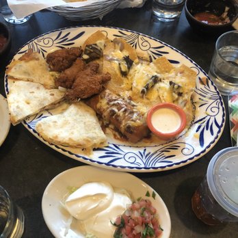 Guapo's Cocina & Bar - Makeshift sampler platter - Mexican Near Me - Gaithersburg, Maryland