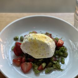 Burrata with asparagus and strawberries