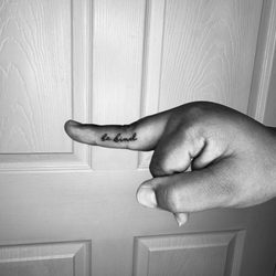The Looks Lab - Finger Tattoo