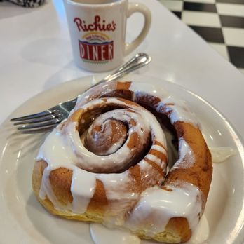 Richie's Real American Diner - Giant cinnamon roll - American Near Me - Murrieta, California