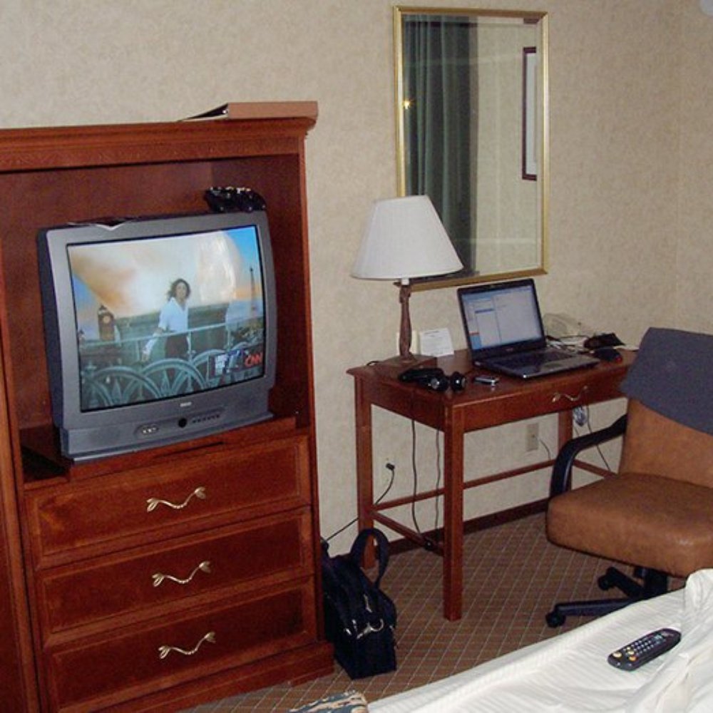Maple Tree Inn - A standard room interior with a work desk and the TV - Hotels Near Me - Sunnyvale, California Maple Tree Inn - A standard room interior with a work desk and the TV - Hotels Near Me - Sunnyvale, California