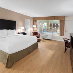 Ramada Hotel & Conference Center by Wyndham Grayling - Guest room
