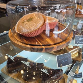 Lova Cafe and Bakery - Desserts Near Me - Toronto, Ontario