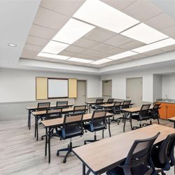 Days Inn & Suites by Wyndham Cedar Rapids - Meeting Room