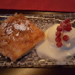 LE-Populair - Ice cream and pastry dessert