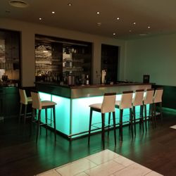 Achat Premium City-Hotel - Front desk man's the bar. Have your recipe ready. Basic ingredients.