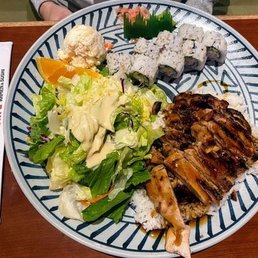 Why is there fake grass on this plate? Pointless. Imagine this photo without it... would look the same.