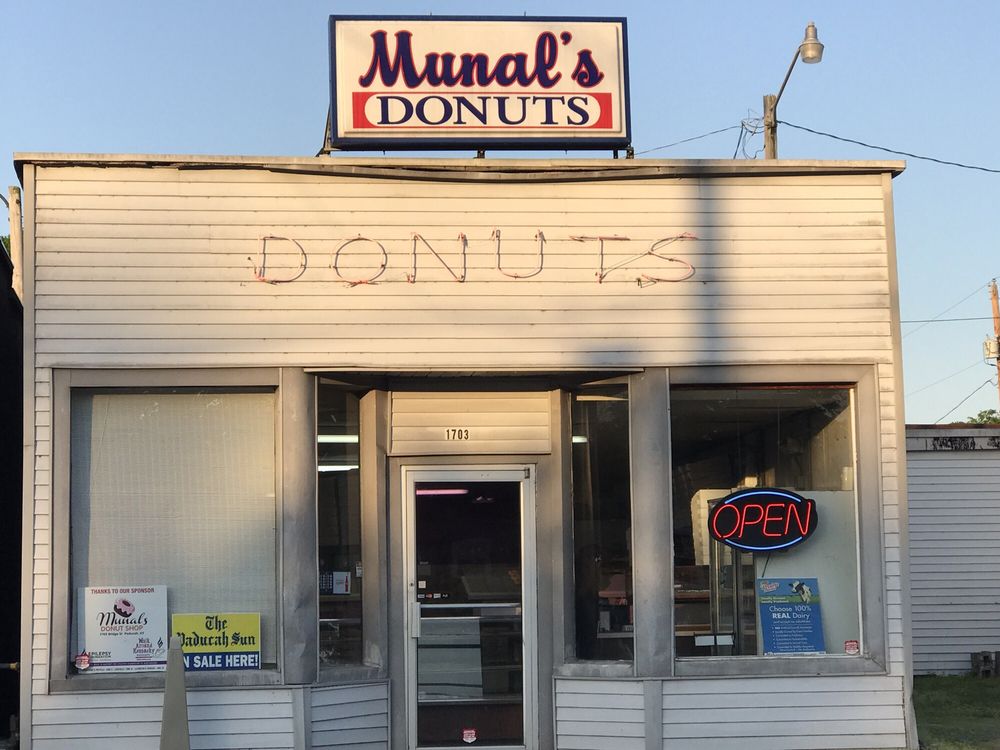 Munal's Donut Shop Logo