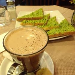 Café Rometsch - Chocolate caliente y tostadas con palta