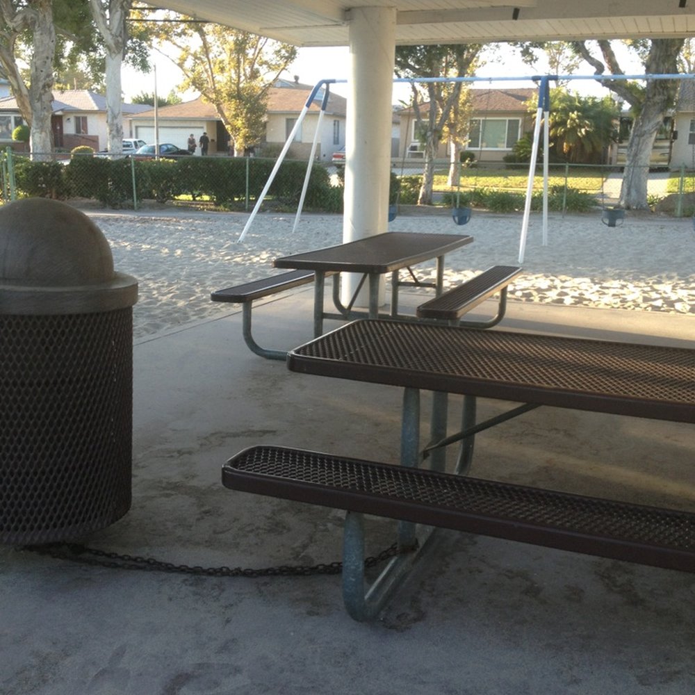 San Martin Park - Parks Near Me - Lakewood, California