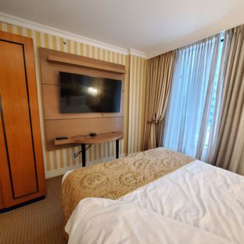 Executive Hotel LeSoleil - I streamed YouTube from my phone and watched room TV. - Hotels Near Me - Vancouver, British Columbia