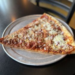 Vintage Pizzeria - Giant pizza