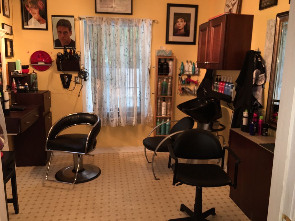 Trisha's House Of Hair Logo