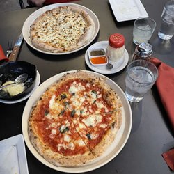 Pizzeria Rustica - Margarita pizza white pizza