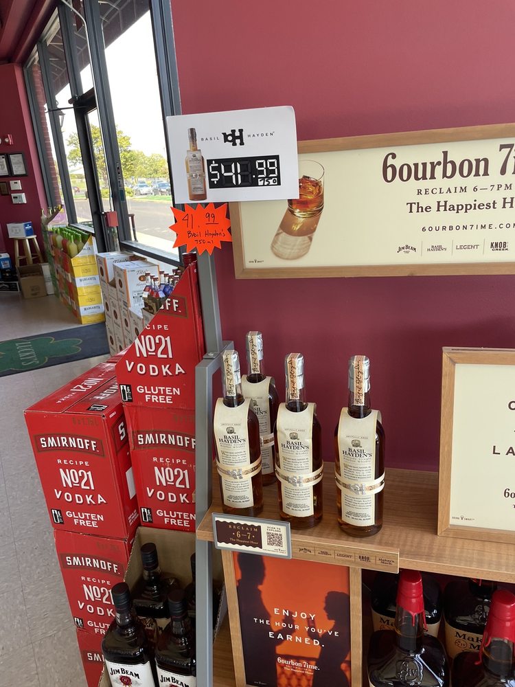Lucky's Wine & Liquor Logo