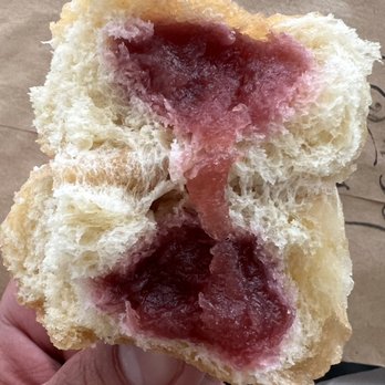 Le Cafe Du Val - A very sad-looking beignet :( - Cafes Near Me - Henderson, Nevada