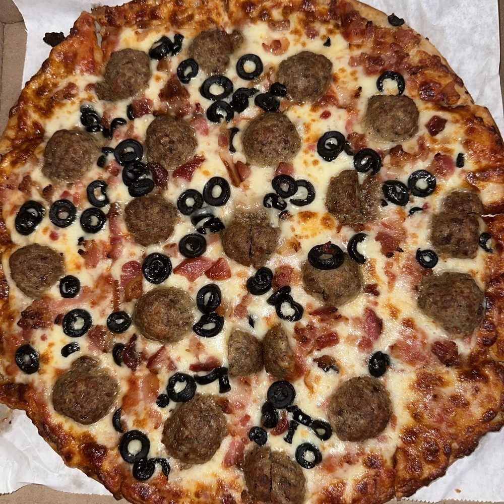 Main Street Pizza - MEATBALL,BACON, BLACK Olives - Pizza Near Me - Chillicothe, Ohio