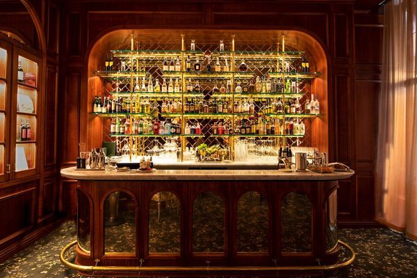 Bank Hotel by null