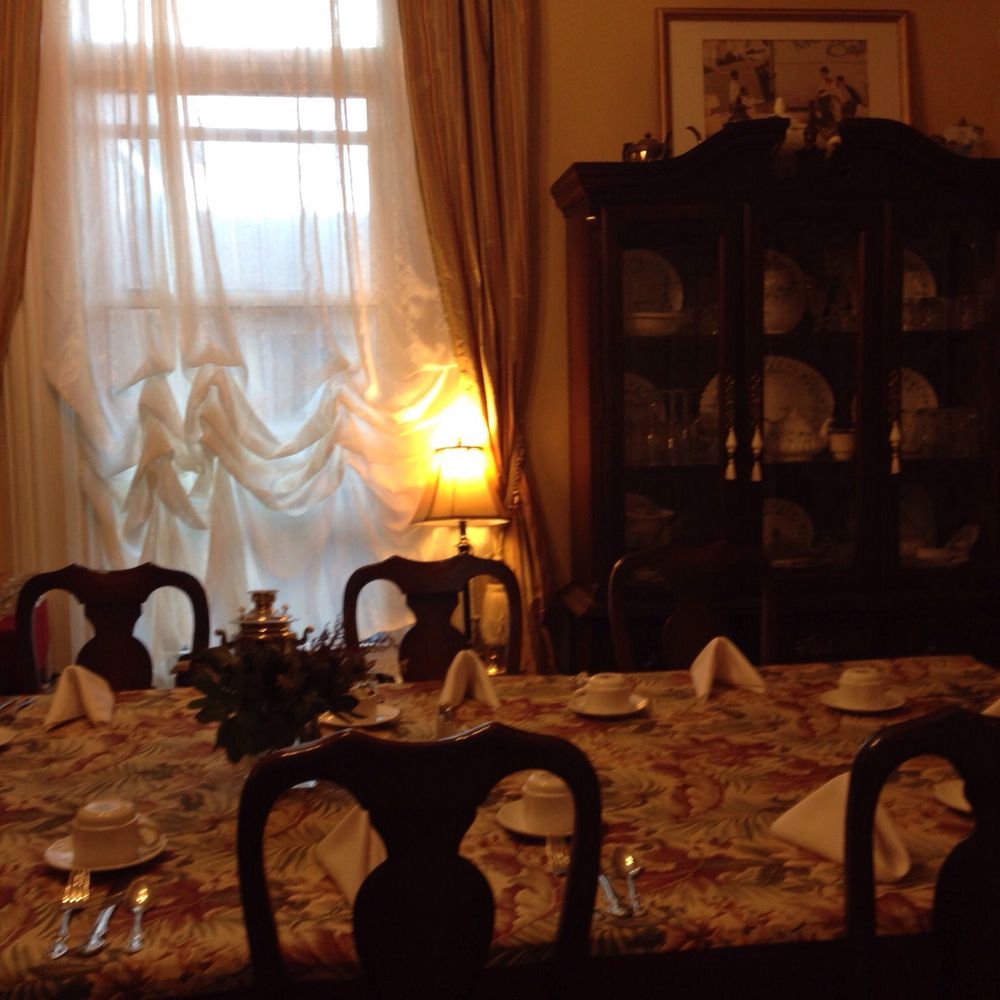 Auberge McGee's Inn - Dining table - Hotels Near Me - Ottawa, Ontario