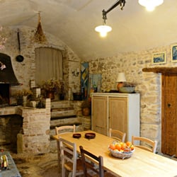 Sotto Le Volte - Cortile interno, con barbecue. Spazio comune. Indoor courtyard with barbecue. Common space