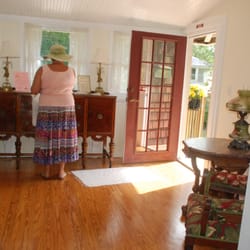 Price House - foyer at cottage's front door