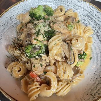 Von's 1000Spirits - Tellicherry Chicken and Smoked Gouda - (w/ add ons: shrimp, mushroom, and broccoli) - New American Near Me - Seattle, Washington