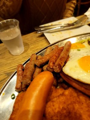 Max Bratwurst und Bier by null