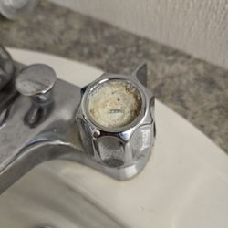 Papoose Pond Family Campground and Cabins - Second faucet handle cover missing mold and scum inside.