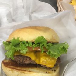 Charlie's Grind & Grill - Cheeseburger