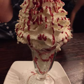Amrheins - Strawberry shortcake sundae - New American Near Me - Boston, Massachusetts