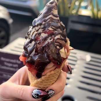 Yoga-urt - Vanilla with strawberries and chocolate drizzle - Ice Cream & Frozen Yogurt Near Me - Glendale, California Yoga-urt - Vanilla with strawberries and chocolate drizzle - Ice Cream & Frozen Yogurt Near Me - Glendale, California