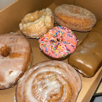 Top Pot Doughnuts - Vanilla Bean, Cinnamon roll, maple bar, sprinkle cake, old fashion, and cinnamon sugar - Bakeries Near Me - Seattle, Washington Top Pot Doughnuts - Vanilla Bean, Cinnamon roll, maple bar, sprinkle cake, old fashion, and cinnamon sugar - Bakeries Near Me - Seattle, Washington