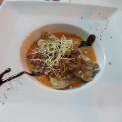 Gran Plaza - Medallón de atún sobre salmorejo y tacos de jamón ibérico