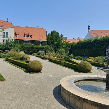 Hortus Medicus - Garten mit Brunnen - Cafes Near Me - Ingolstadt, BY Hortus Medicus - Garten mit Brunnen - Cafes Near Me - Ingolstadt, BY