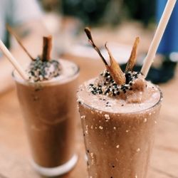 Líquido y Sólido - La Bomba Smoothie: Banana, Espresso, Cocoa, peanut, Cinnamon, and coconut milk