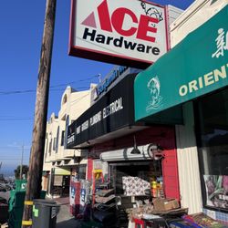Duke's Hardware - Outside
