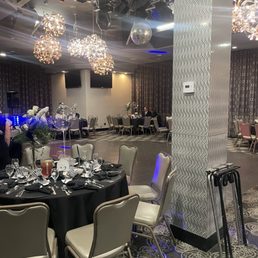 Charming banquet room. Charming banquet room.