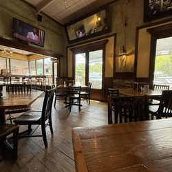 Sticks & Stones Clay Oven Pizza - Interior seating area