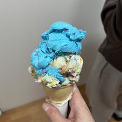 Sundae Delight - Blue bubble gum icecream