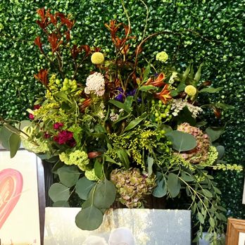 Bella Fiore - Bella Fiore's English Garden Deluxe size arrangement - Florists Near Me - Fair Oaks, California