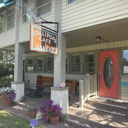 Lollipop’s Cafe And Bakery - Front of cafe.