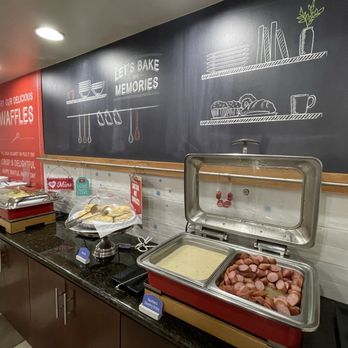 Hampton Inn Alpine - Eggs, biscuits, gravy and sausage - Hotels Near Me - Alpine, Texas Hampton Inn Alpine - Eggs, biscuits, gravy and sausage - Hotels Near Me - Alpine, Texas