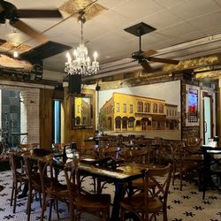 Henry's On The Market - Bar dining area