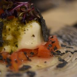 Burrata con pesto de avellanas.