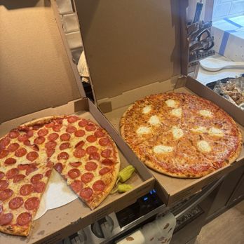 Pizza House - 14" Large Cheese Pizza and Pepperoni Lovers Pizza - Pizza Near Me - Nashville, Tennessee Pizza House - 14" Large Cheese Pizza and Pepperoni Lovers Pizza - Pizza Near Me - Nashville, Tennessee