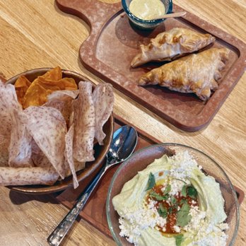 Cabra - Avocado dip w/ sweet potato & taro chips - Peruvian Near Me - Chicago, Illinois