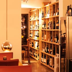Kult+Genuss - Weinregale in der Vinothek